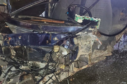 Otomobil Köprü Bariyerlerini Ok Gibi Saplandı: 1 Ölü