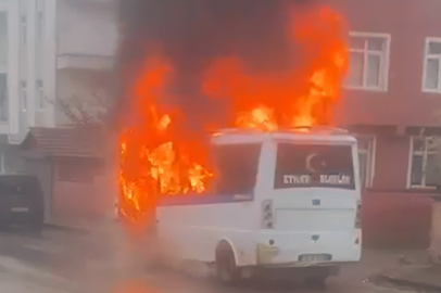 Park Halindeki Yolcu Minibüsü Alev Alev Yandı