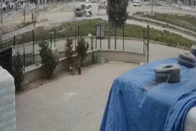 Ticari araçların çarpışmasında panelvan minibüs olduğu yerde takla attı, kaza anı kameraya yansıdı