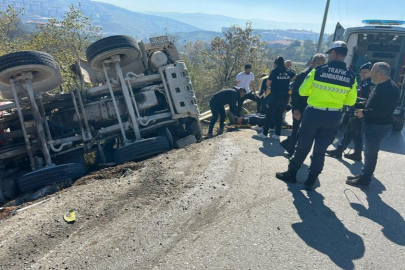 Beton mikseri şarampole yuvarlandı
