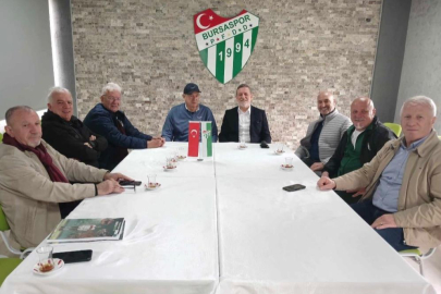 Bursaspor'un unutulmaz kaptanı Özden'in kitabı öğrencilere dağıtıldı