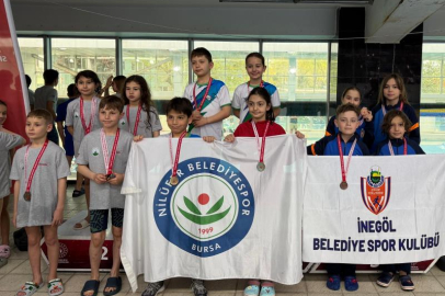 İnegöllü minik yüzücülerden 18 madalyalık gurur
