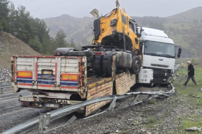 Kaza yapan tırı taşıyordu: O tır da kaza yaptı