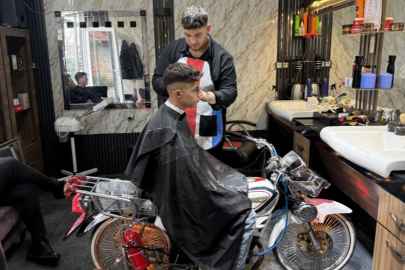 Motosikleti berber koltuğuna dönüştürdü, gençler sıraya girdi