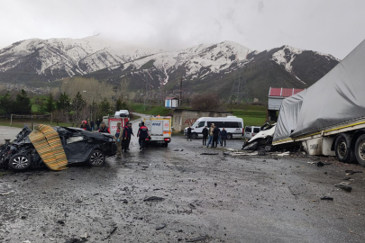 Otomobil tırla kafa kafaya çarpıştı: 2 ölü 1 yaralı