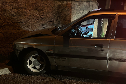 Polisin 'dur' ihtarına uymayan sürücü ters yönden kaçarak polis arabasına çarptı
