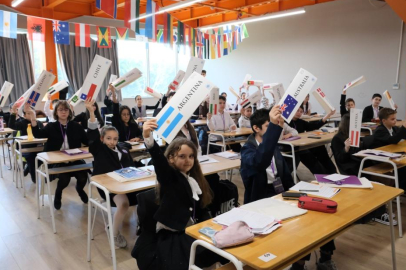 Türk ve Rus öğrenciler aynı masada