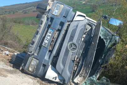 Beton mikseri şarampole yuvarlandı