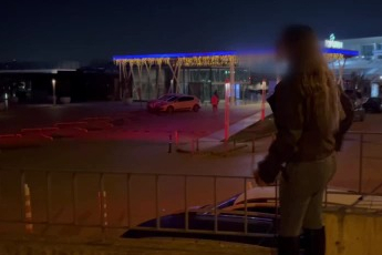 Bursa'da alkollü genç kızlar ortalığı karıştırdı, yol kenarında bekleyen sürücü ve aracına saldırdılar