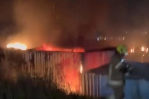 Bursa'da gece yarısı konteynır alevlere teslim oldu