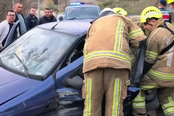 Bursa'da otomobil bariyerlere çarptı: 2 yaralı