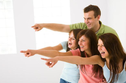 Neden düşen insanlara güleriz?