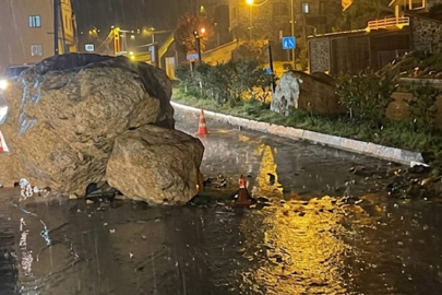 Sağanak nedeniyle yamaçtan kopan kaya parçaları kara yoluna düştü