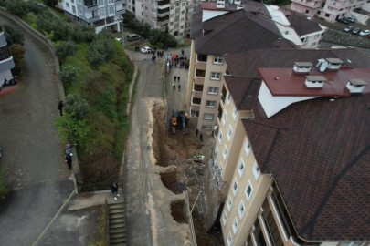 Bursa’da korkutan göçük havadan görüntülendi...Balkonlar yıkıldı, araçlar enkaz altında