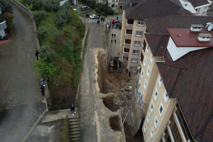 Bursa’da korkutan göçük havadan görüntülendi...Balkonlar yıkıldı, araçlar enkaz altında