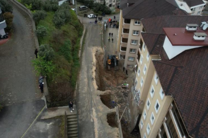 Bursa’da korkutan göçük havadan görüntülendi...Balkonlar yıkıldı, araçlar enkaz altında