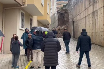 İstinat duvarı çöktü, site sakinleri deprem olduğunu sandı