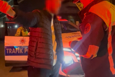 'Dur' ihtarına uymayan lüks otomobilin sürücüsü, bir sitenin otoparkında yakalandı