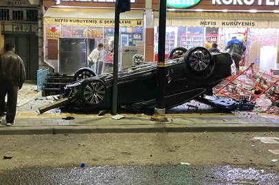 Otomobil sürücüsünün kontrolünden çıkarak market ve kuruyemiş dükkanına çarptı