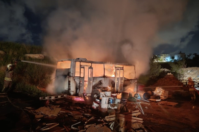 Konteyner ve Minibüs Alev Alev Yandı