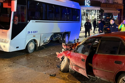 Otomobil Minibüse Çarptı: 1 Yaralı