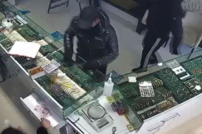 Başakşehir'de kuyumcuda soygun girişimi kamerada