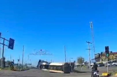 Otoyol kavşağında kaza: Akaryakıt tırı yan yattı