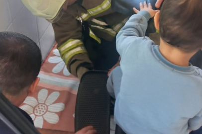 Bisikletin pedalına ayağı sıkışan çocuğu itfaiye ekipleri kurtardı