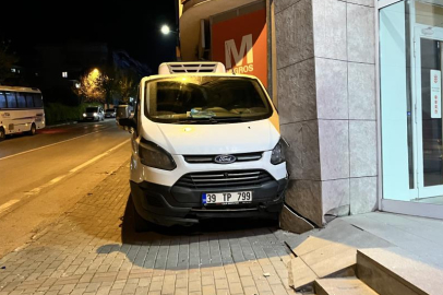 El freni boşalan minibüs duvara çarptı