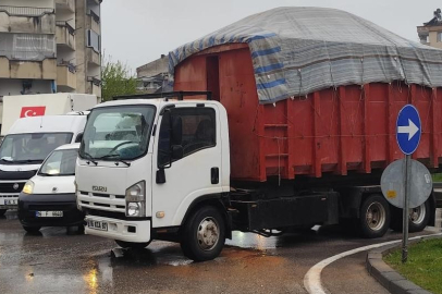 Kamyon ile servis minibüsü çarpıştı 4 kişi yaralandı