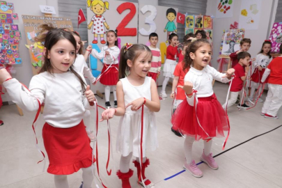 Miniklerden 23 Nisan sahnesi: Gösteriler büyük ilgi gördü