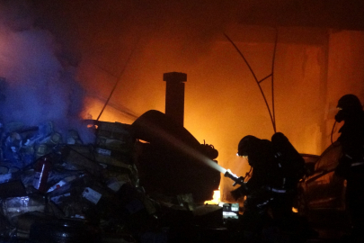 Sanayi Sitesi'nde yangın çıktı, 1 işyeri ile işyerinde bulunan 15 aracın 5'i küle döndü