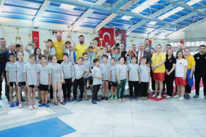 Osmangazi Yüzme Şenliği’nde kazananlar kupalarını aldı