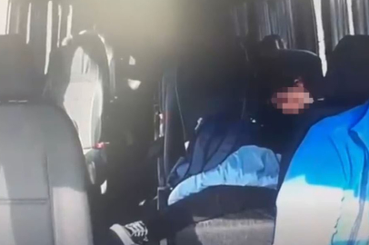 Okul servisi ile kamyonet kafa kafaya çarpıştı: Korku dolu anlar kamerada