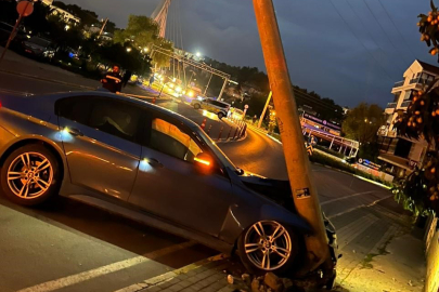 Otomobil Aydınlatma Direğine Çarptı