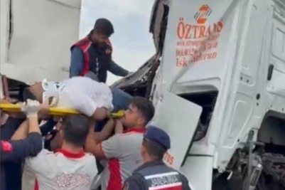 Osmaniye’de Feci Kaza! Sürücü Kabinde Sıkıştı