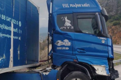 Kontrolden çıkan tır demir bariyerlere çarptı: Sürücü ölümden döndü