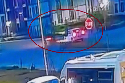 Diyarbakır'da motosiklet ile otomobilin çarpıştığı kaza kamerada