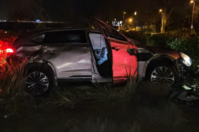 Otomobil taklalar atarak parka savruldu: Sürücü ölümden döndü