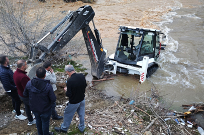 Dereye kapılan bir kepçe, uzun süren çalışmaların ardından kurtarıldı