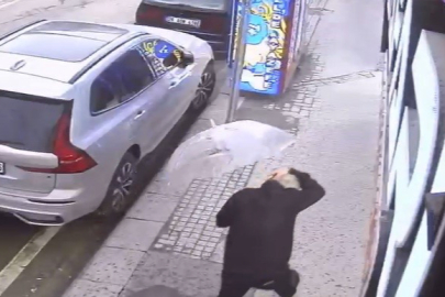 54 Yaşında Adamın Kafasına Cam Düşme Anı Kamerada