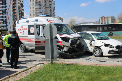 Ambulans ile otomobil çarpıştı! 2 yaralı