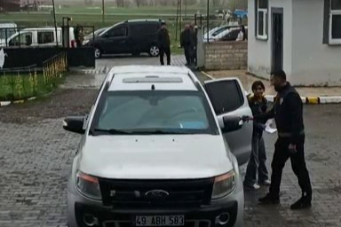 Polis ekipleri, kimliğini unutan öğrenciyi bursluluk sınavına yetiştirdi