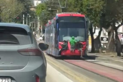 Tramvayın arkasına tutunan çocuklar yürekleri ağza getirdi