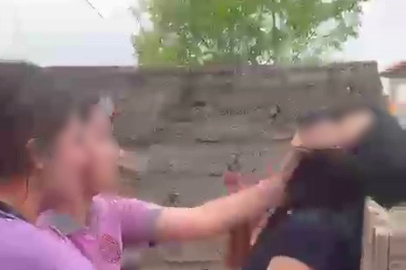 Üst sınıftaki kızlar bir olup, alt sınıftaki bir kıza evire çevire dövdü