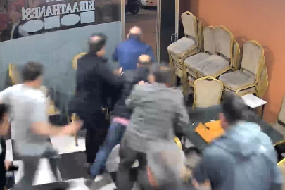 Kahvehanedeki müşterilerin panik anları kamerada