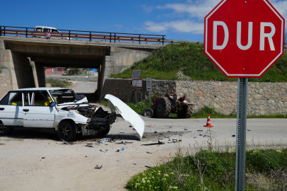 Can pazarı! Kavşakta traktör ve otomobil çarpıştı: 5 yaralı