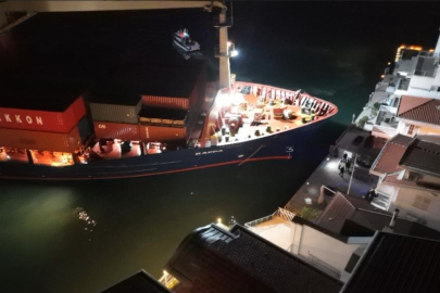İstanbul Boğazı’nda gemi yalıya metreler kala karaya oturdu, geçişler geçici olarak durduruldu