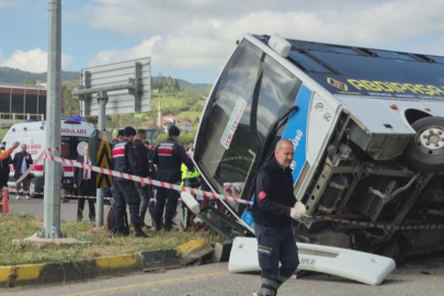 Halk otobüsü otomobilin üzerine devrildi: 44 yaralı