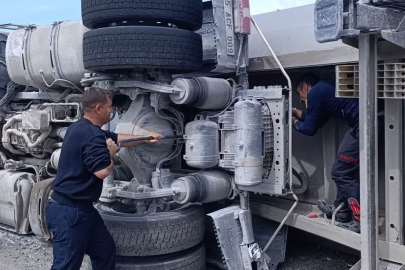 Tır Yan Yattı: 1 Yaralı